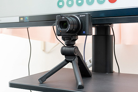 撮影用カメラの「VLOGCAM ZV-1」。固定時に三脚となるシューティンググリップを手持ちにすれば、自由度の高い撮影ができる