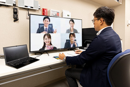 事務所内のデスクに設置されている、49V型のブラビア。大阪本部の 5部署とテレビ電話で連携し、迅速で密なコミュニケーションを図っている