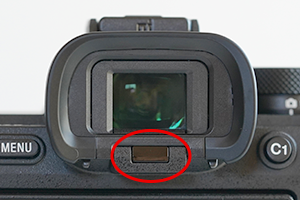 ILCE-7M4の場合、アイセンサーはファインダーのガラス面の下にあります。