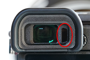ILCE-6400の場合、アイセンサーはファインダーのガラス面の右側にあります。