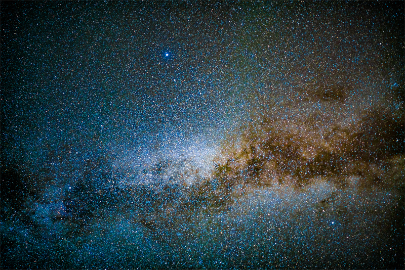 広角レンズ「SEL35F14Z」を使用して撮影した星空の写真